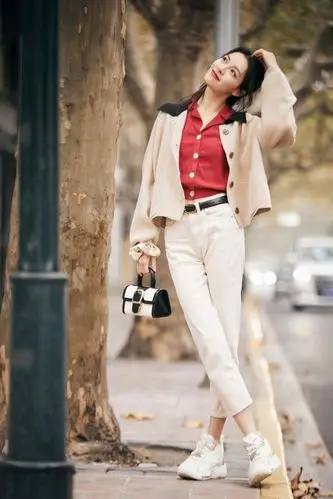 被钟楚曦的私服惊艳了穿温柔系单品好恬静红衬衫不失复古感