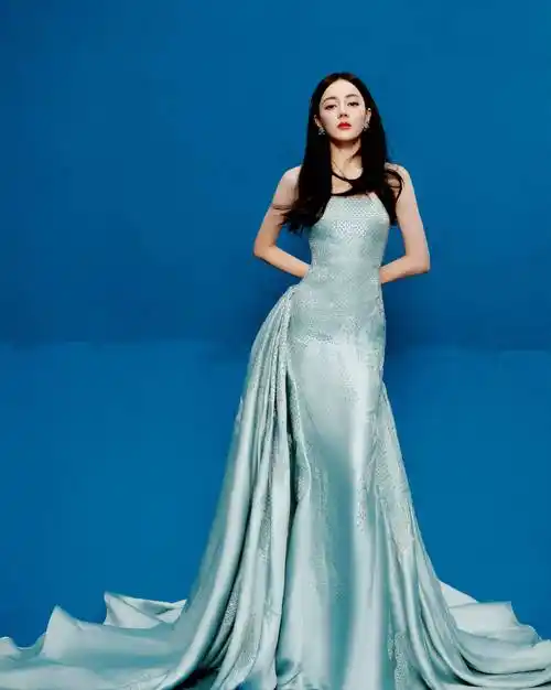 迪丽热巴的蓝色礼服展现了女性的精致和魅力_娱乐_身材_仙子