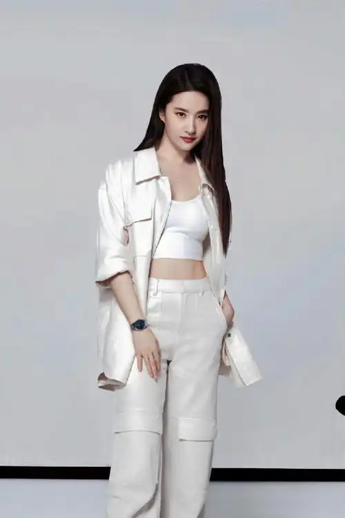 刘亦菲 马甲线#  刘亦菲来上海参加lv大秀,路透照片中可见刘亦菲马甲