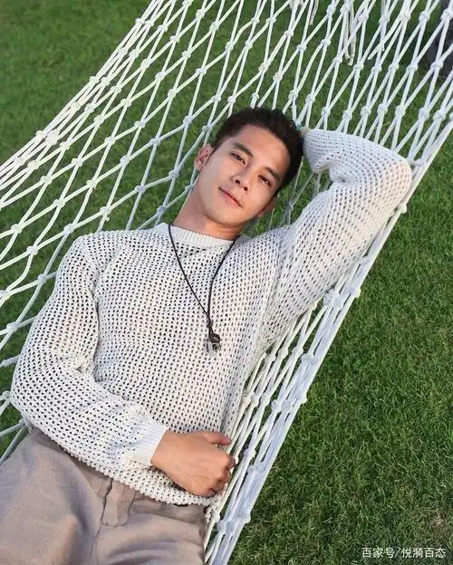 有颜有肉有品位,网红男模的一系列写真大片好有feel