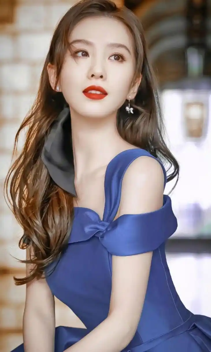 刘诗诗一袭蓝裙,搭配微卷长发,高雅端庄,青春妩媚又不失温柔,烈焰红唇
