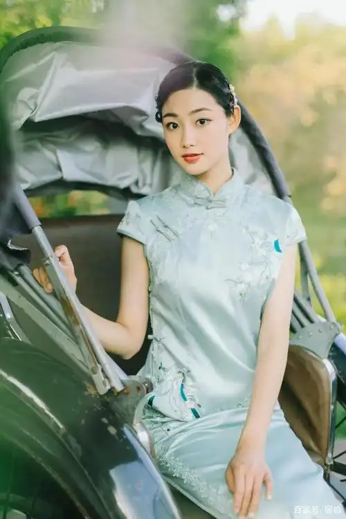 坐着人力车的旗袍姑娘