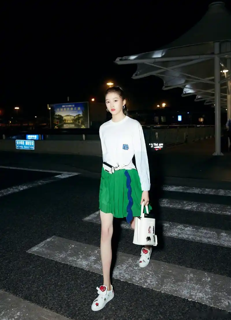 关晓彤机场出发前往戛纳电影节,身穿白绿拼接连衣裙搭配小白鞋青春