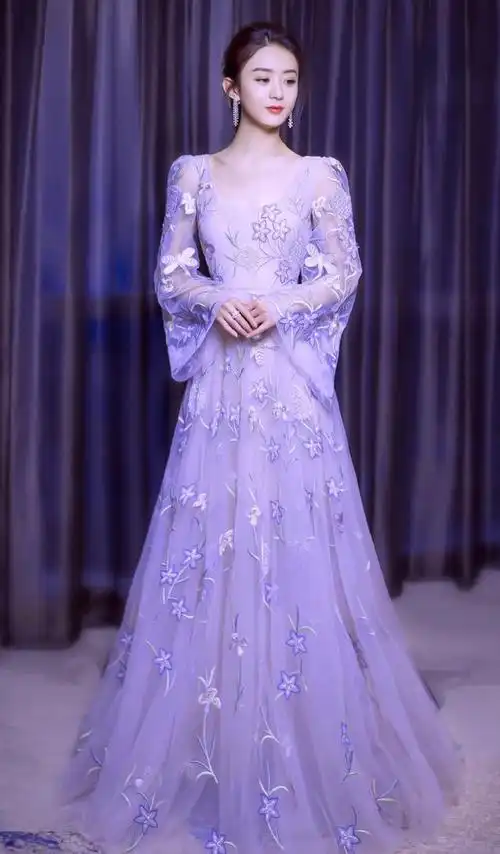 女星芭比粉穿搭,刘亦菲抹胸长裙优雅显白,宋茜西服套装莫名好看