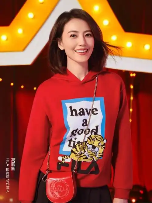 fila时尚运动代言人高圆圆身穿fila x have a good time联名系列产品