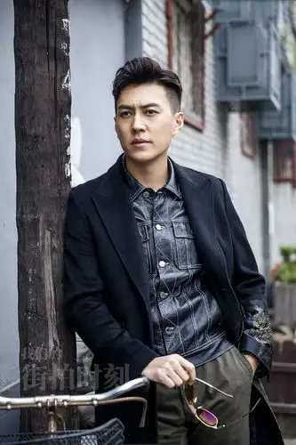 简介:帅气又不羁的街头写真,分享一组靳东图片给大家,图中的明星图片