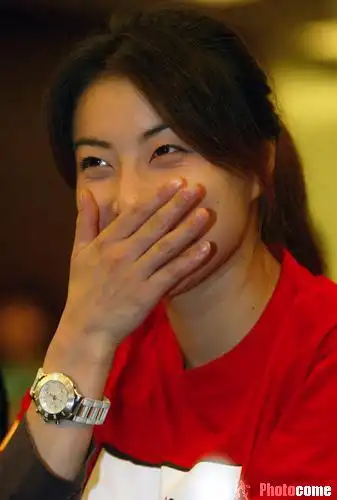 图文郭晶晶出席麦当劳捐赠仪式郭晶晶笑不露齿