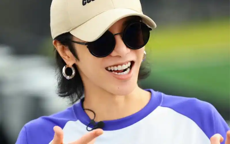 拥有高颜值和超模身材的华神宝贝华晨宇酷帅又可爱,迷人的魅力爆棚.