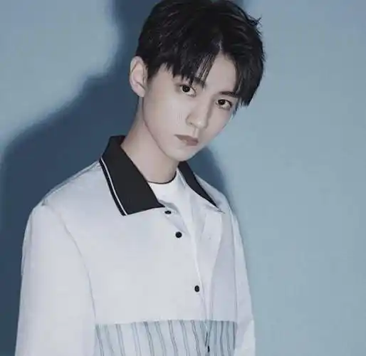 王俊凯的"抽烟照"火了,镜头拉近放大后,小螃蟹们:你尽情的抽_因为