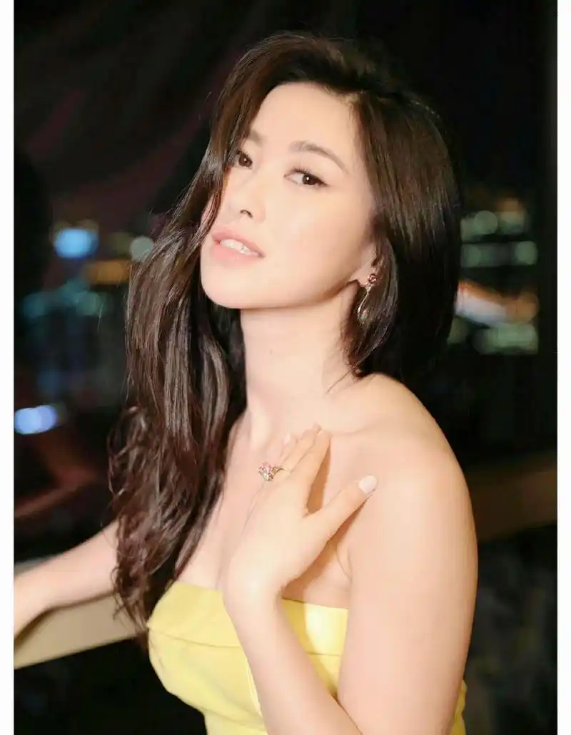 朱珠大秀新造型,一袭黄色抹胸尽显减龄活力,性感又不失可爱,女人味又