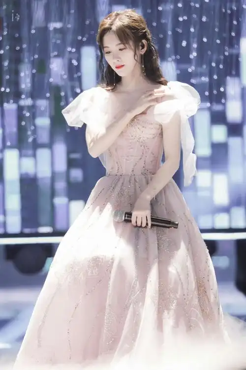 鞠婧祎衣服吊带断了