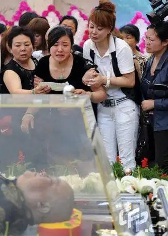 傻儿司令刘德一出殡 少妻悲痛晕厥
