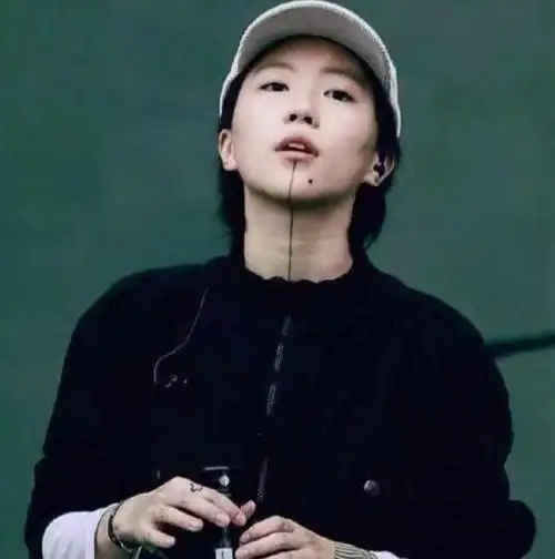 天后王菲的女儿窦靖童,你脸上的纹身太美了.背后的故事你知道吗