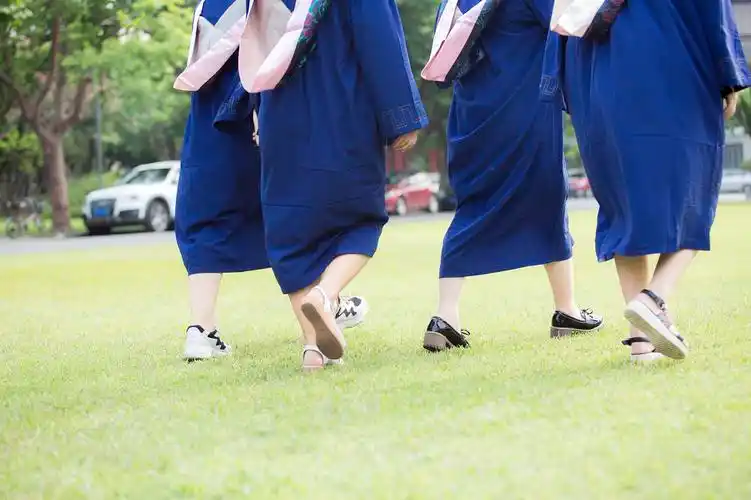 校园学生穿着学士服背影