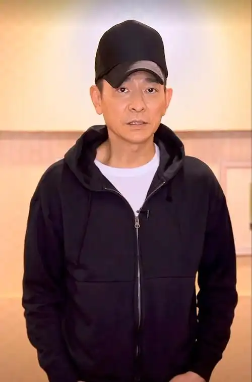 59岁刘德华近照瘦到让人心疼,穿小码卫衣也显宽松,祝福河南声音沙哑