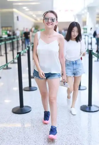 热依扎机场照,穿紧身低胸吊带引争议,被网友吐槽太暴露了!