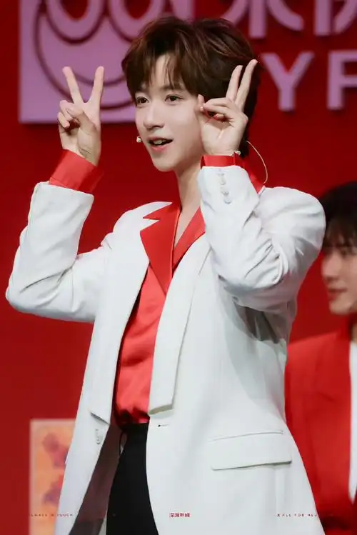 贺峻霖现场可爱三连拍