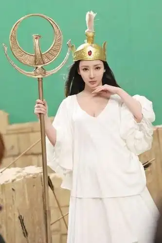 圣斗士星矢:柳岩cos金发雅典娜,网友:我姐最美,谁敢反驳!