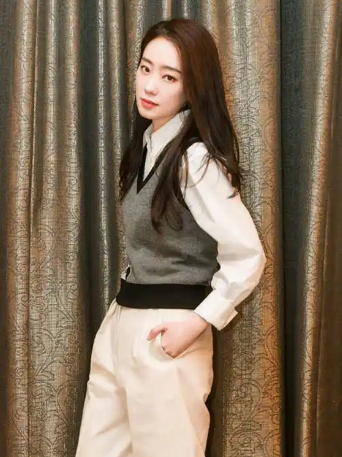 张小斐下班造型美翻了!身穿米色风衣阔腿裤,气质斐然温柔大气_身材_整