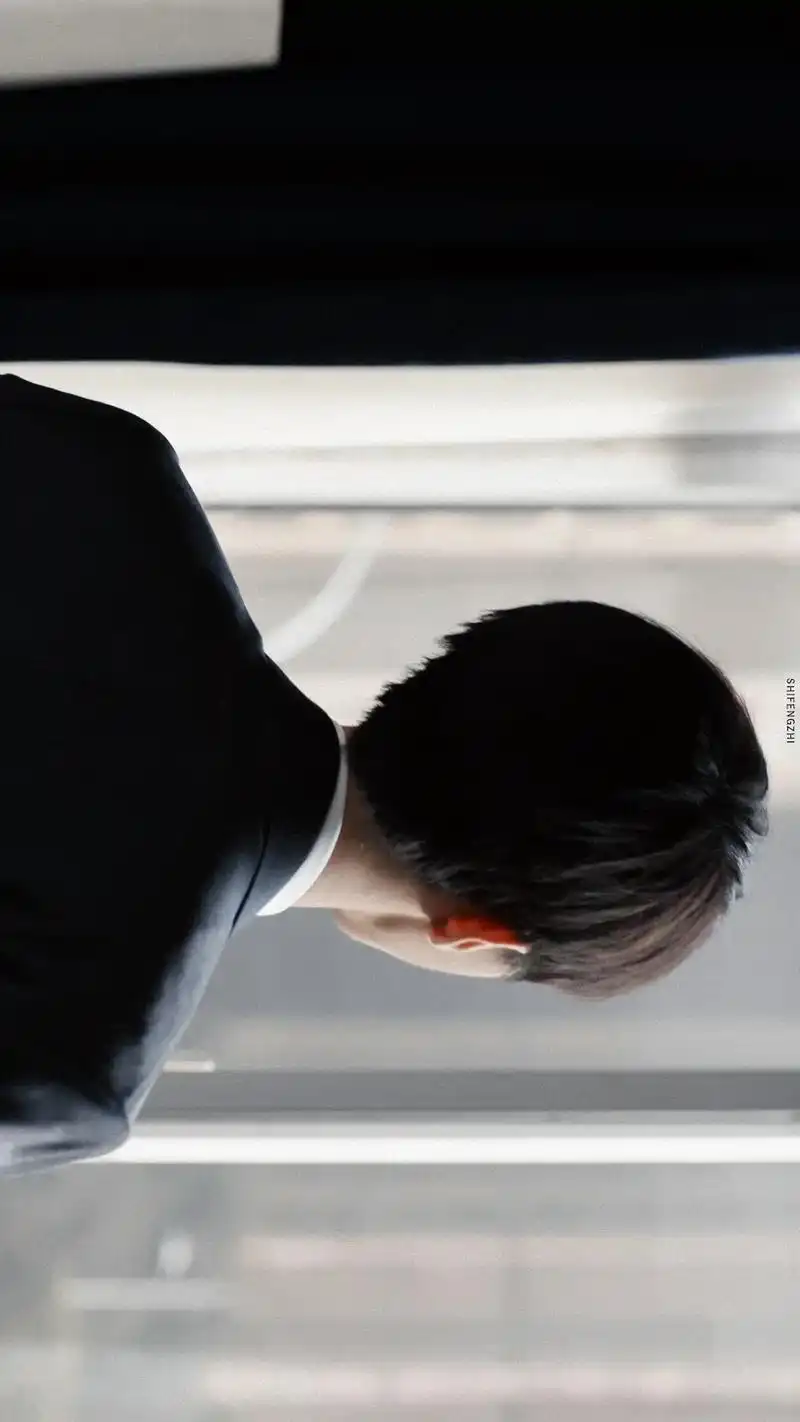 到时间了 穿上衣服去接老婆喽 整理一下领带 非常好 #王俊凯 - 抖音