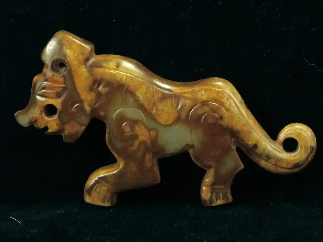 西周片雕玉琥.#图文伙伴计划 玉琥是古人雕琢成虎形的玉器,称 - 抖音