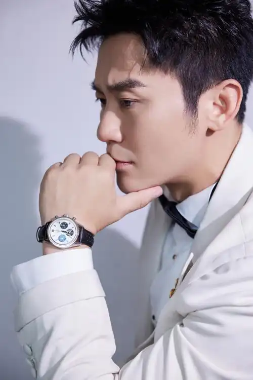 李晨超话#北影节开幕红毯#@李晨一席白色西装礼服亮相参加第十三届