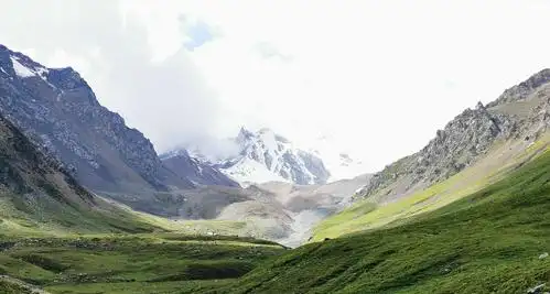 这里是新疆——雪峰,森林,山丘,草甸共存的,独特的那拉提立体空中草原