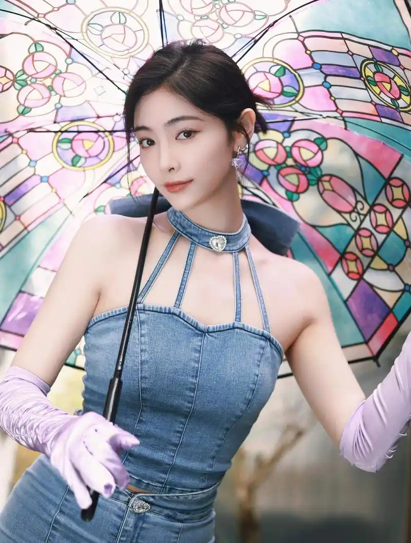 着牛仔装的许佳琪美艳动人