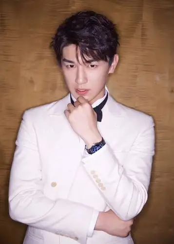 杨旭文出席维密活动 西装造型网友直夸:帅炸了