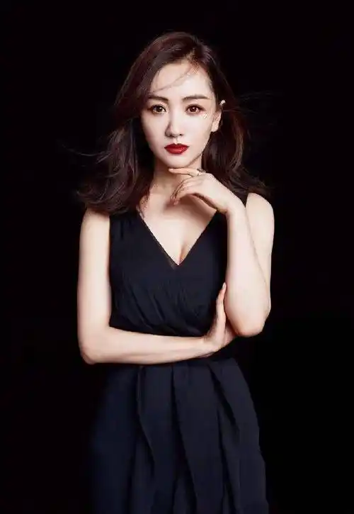 真正见过大场面的女人,衬衫都不配裤子穿,杨蓉这样搭配才有气质_设计