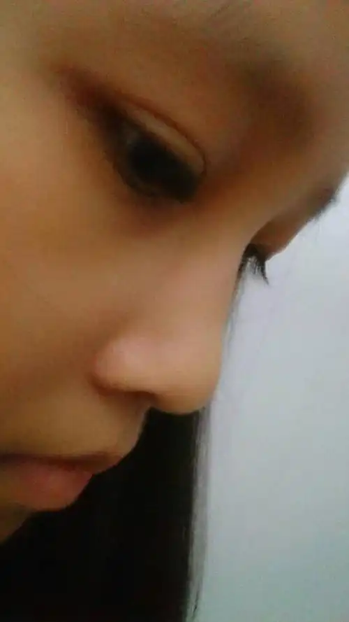 问:我觉得自己鼻子好丑,鼻梁塌,谁会看的可以帮我看一下吗