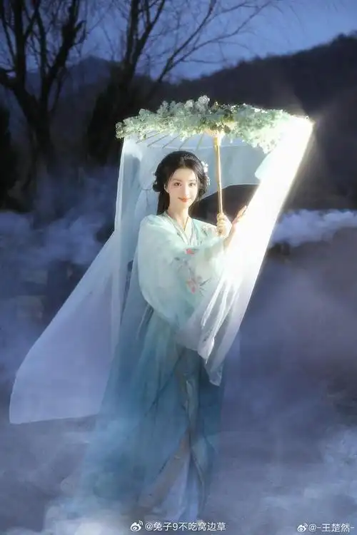 王楚然古装提灯真的绝了看小图以为是美女结果点开大图