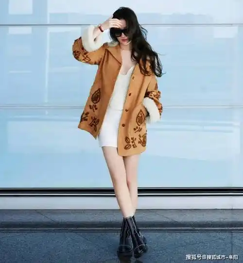 刘亦菲出发巴黎,穿抹胸短裙不怕冷,瘦身成功,韵味不减!