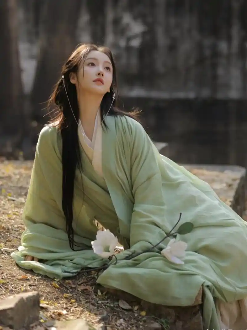 姜贞羽清冷风造型