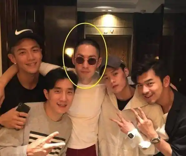 房祖名为27岁柯震东庆生,陈柏霖竟也在场,但寸头的他才最抢镜!
