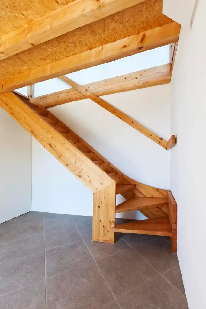木楼梯,农村家庭室内的木制楼梯
