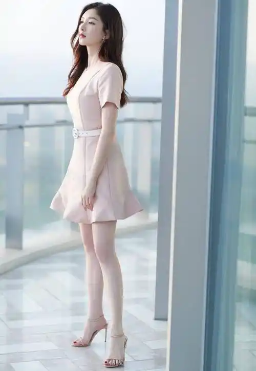 原创江疏影真的是白到发光穿裸粉色短裙大长腿又白又细美到惊艳