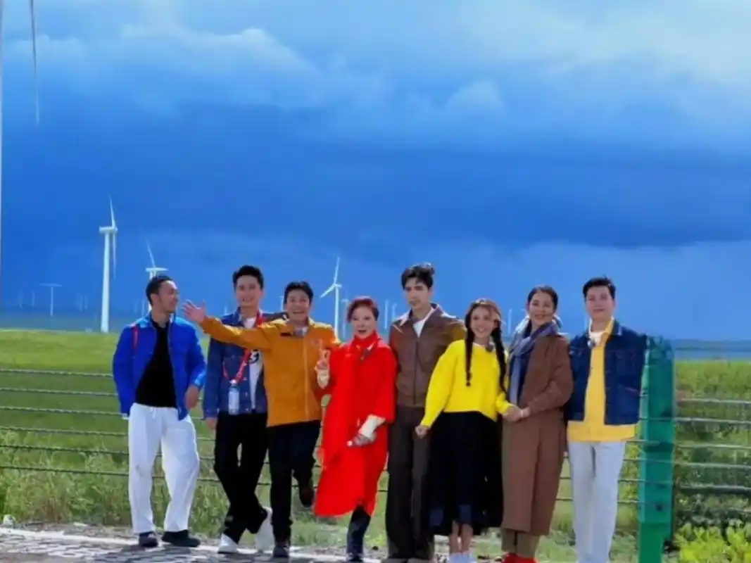 《你好生活》第4季开拍,老中青三代主持人尽数出场,红衣美女蔡明站c位