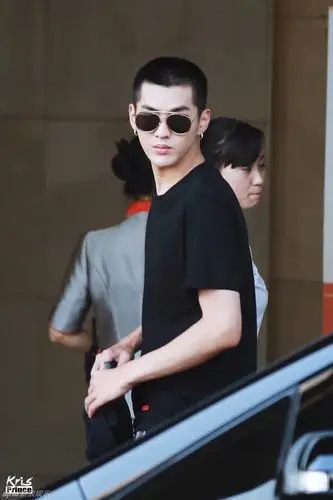 组图:吴亦凡圆寸头现身机场 耳环墨镜打扮潮流_高清图集_新浪网