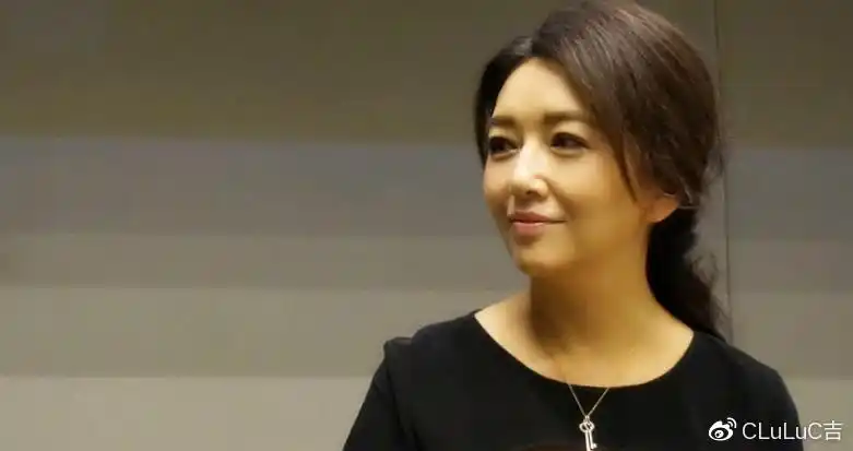 53岁江珊近照曝光,37岁小丈夫帅过前男友靳东,女儿表示很满意!