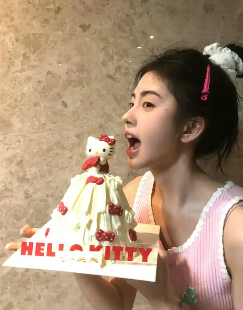 鞠婧祎这是摆拍吧,不敢想象她真敢吃蛋糕.