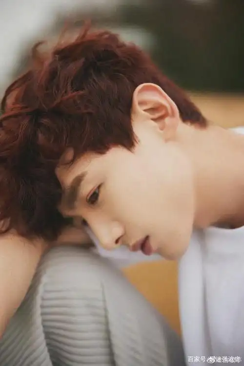 白敬亭羊毛卷发型搭配简洁白t,帅!