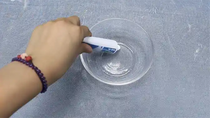 别再花冤枉钱买胶水了,教你用牙膏自制强力胶,效果比502还牢固-生活