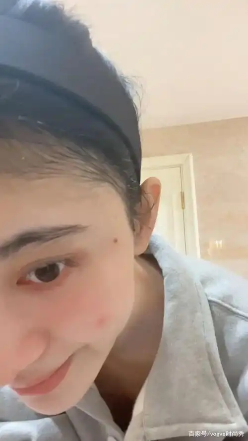 鞠婧祎对着手机镜头洗脸,冲去脸上的泡沫后,被她的素颜惊住了