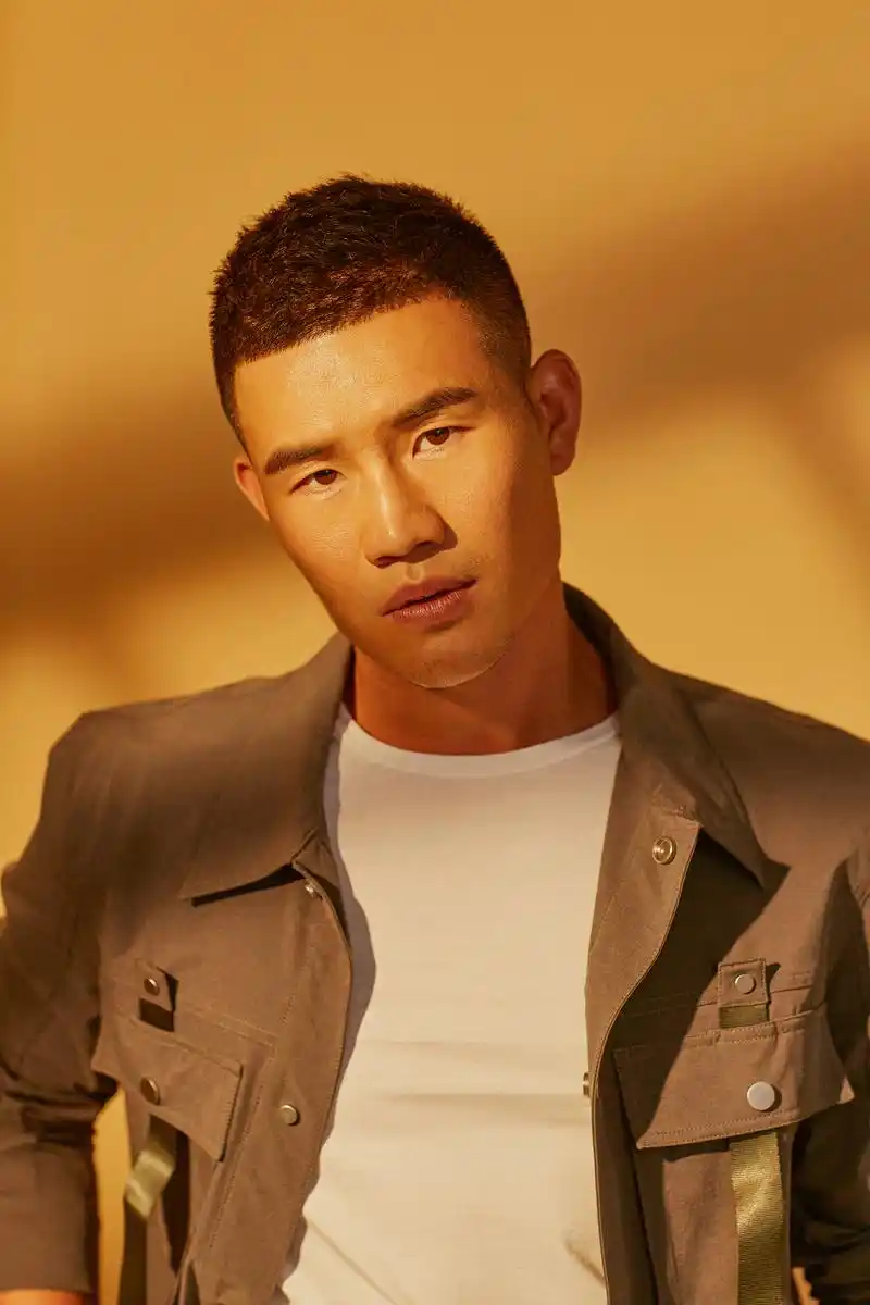 1/ 12 近日,一组谢孟伟的暖色写真在网络上曝光,在暖调灯光的映衬下