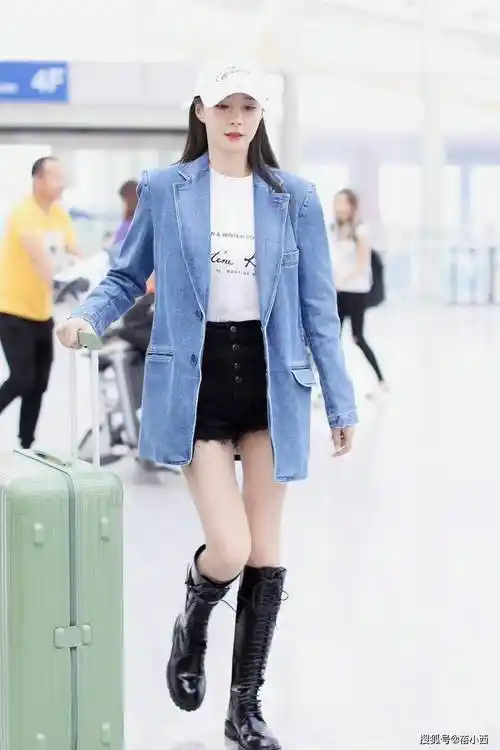 沈梦辰女团范十足,穿牛仔外套配长筒靴走机场,大长腿惹人注目_黑色