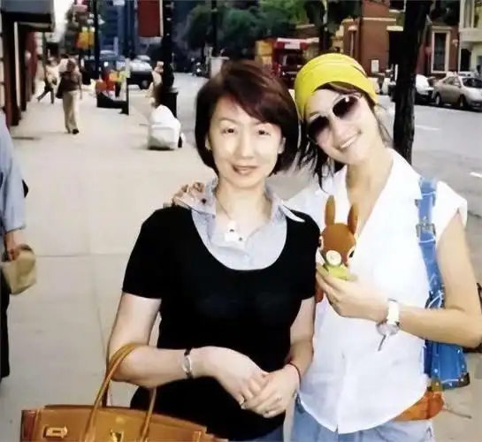 缺失父爱,出道换16任男友,45岁的萧亚轩,一年半动4次手术!