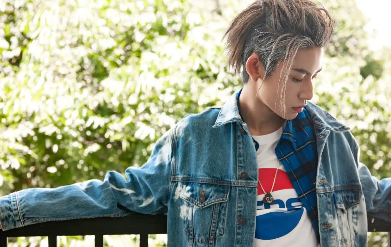 [心]@小鬼王琳凯 "既然跑在路上,就别忘了欣赏一下沿途的风景,说不定