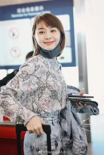 王子文oli 身着私服现身机场,印花长袖衬衫搭配浅蓝牛仔短裙