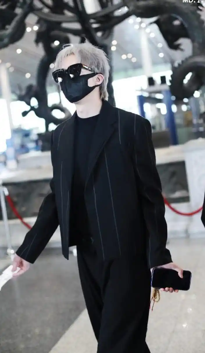 刘宇宁湾区升明月晚会机场出发图,银发造型太帅了 676767